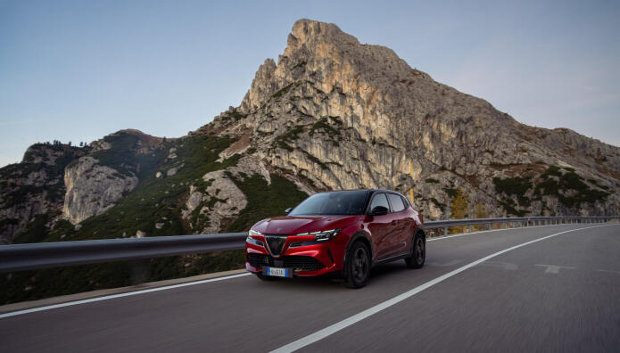 Alfa Romeo Junior Ibrida: Με 27.990 ευρώ και 8 χρόνια εργοστασιακή εγγύηση
