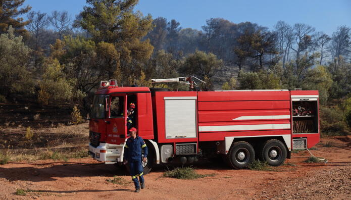 Φωτιά Τώρα Στα Καλύβια: Μεγάλη Κινητοποίηση
