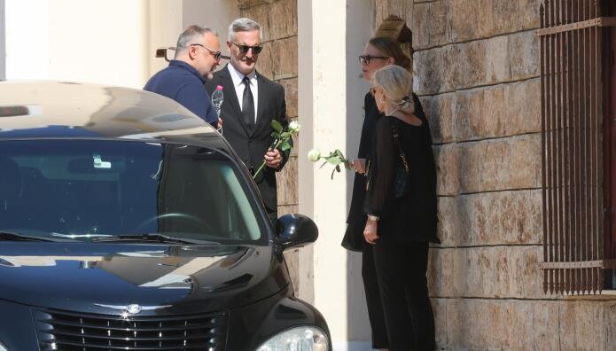 Κηδεία Καριέρε: Καταβεβλημένη Η Σύζυγός Του Έλενα Κατραβά