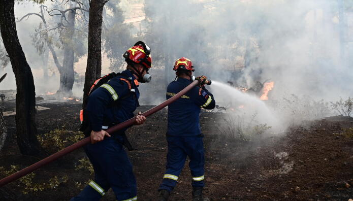 Φωτιά Δυτική Αττική: Αναζωπύρωση σε Λούμπα - Ψάθα