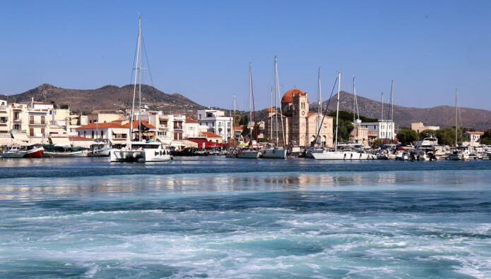Θαλαμηγός προσέκρουσε σε ελλιμενισμένα σκάφη στην Αίγινα