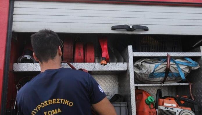 Φωτιά σε εγκαταλελειμμένο κτίριο στο κέντρο της Αθήνας