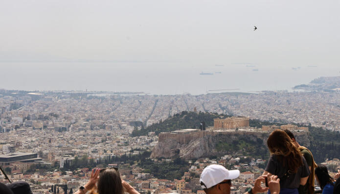 Καιρός: Ζέστη, αφρικανική σκόνη και άνεμοι έως 7 μποφόρ σήμερα