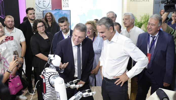 Μητσοτάκης στη 90ή ΔΕΘ: Η βόλτα στα περίπτερα