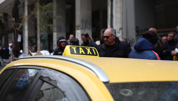 Άγ. Ιωάννης Ρέντης:Ολλανδός Έκλεψε Ταξί & Πάτησε Τον Ταξιτζή