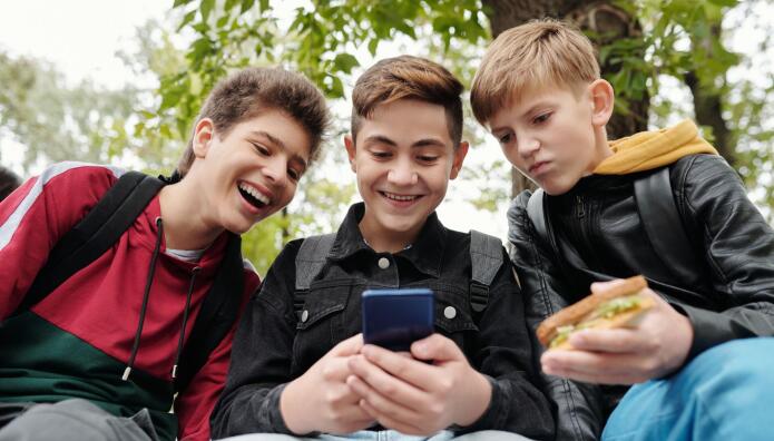 Social Media Για Παιδιά: Από 1/1 Το Όριο Των 15 Ετών