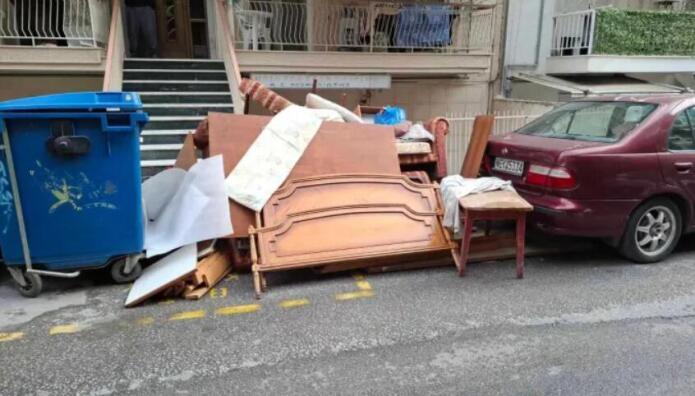 Θεσσαλονίκη: Τσουχτερό Πρόστιμο Για Πεταμένα Έπιπλα Σε Δρόμο