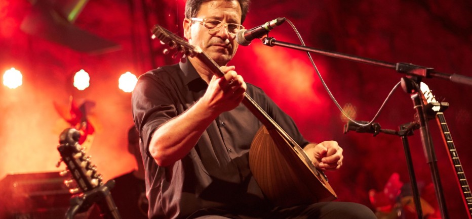 Θανάσης Παπακωνσταντίνου: Το βιογραφικό, η σύζυγος και οι δίδυμοι γιοι του