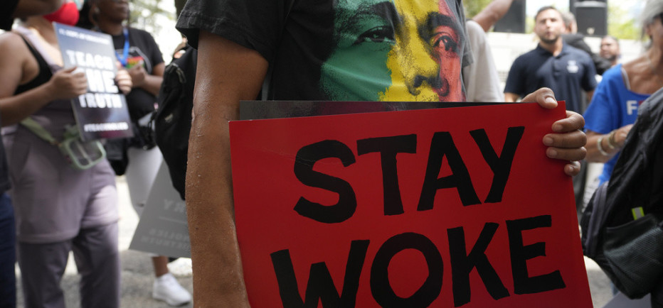 Woke ατζέντα: Τι είναι και γιατί προκαλεί πλέον μεγάλες αντιδράσεις