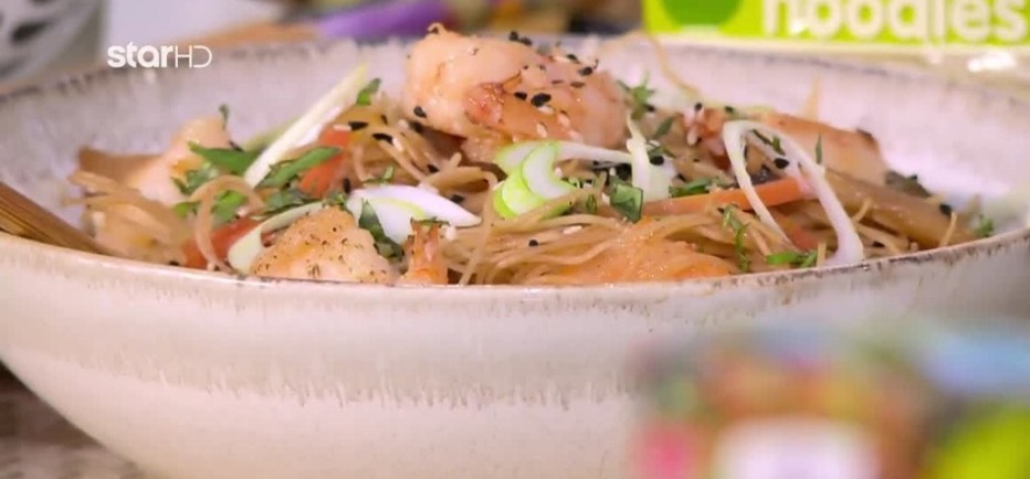 Φτιάξτε μία απλή συνταγή για noodles με λαχανικά και γαρίδες