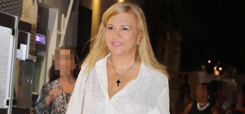 Δέσποινα Μοιραράκη: Με denim look στα σοκάκια της Μυκόνου