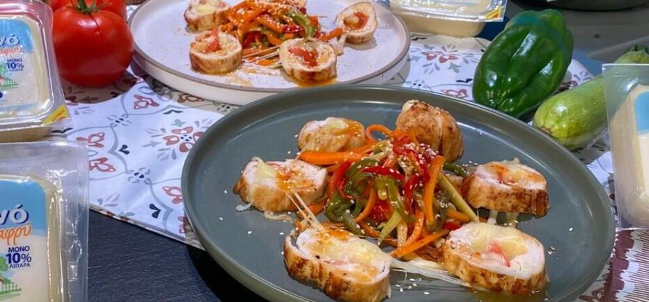 Νόστιμο ρολό κοτόπουλο γεμιστό με κίτρινο ελαφρύ τυρί και λαχανικά