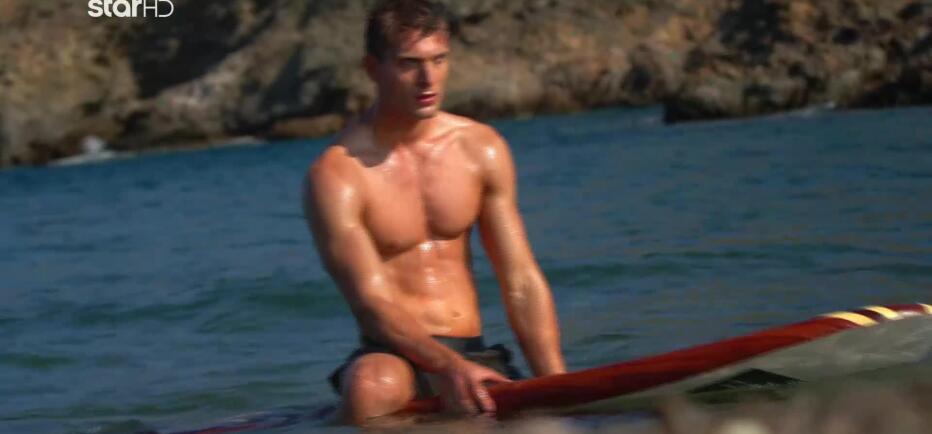 GNTM: Ο Γιώργος «απογείωσε» τη φωτογράφιση στο σερφ – Οι ατάκες των κριτών