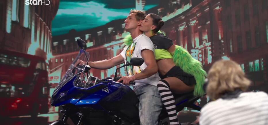 GNTM: Τι ζήτησε η Ειρήνη από τον Έντουαρντ τη στιγμή της φωτογράφισης!