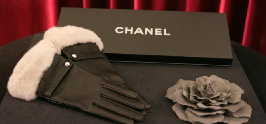 Δημοπρασία με το... Chanel γάντι σήμερα στο Cash or Trash!