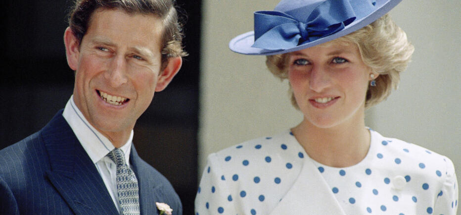 Νταϊάνα - Κάρολος: Ο εντυπωσιακός αρραβώνας και το δώρο της Ελισάβετ