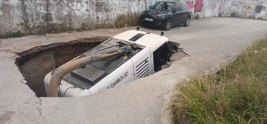 Καθίζηση στα Ιωάννινα: Δρόμος «κατάπιε» όχημα του Δήμου - Βίντεο