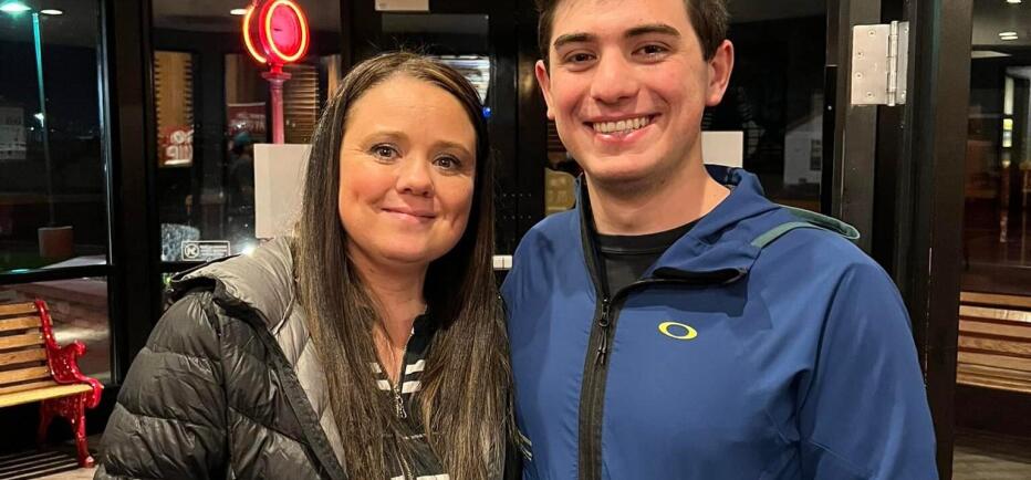 Στα 15 έδωσε τον γιο της για υιοθεσία – 20 χρόνια μετά δούλευαν μαζί