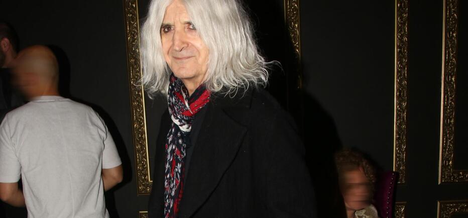 Νίκος Καρβέλας: Το «Ρέκβιεμ Για Τη Γυναίκα» και το ηχηρό μήνυμα