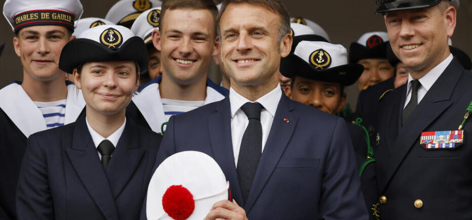 Στη Σούδα o Μακρόν -  Τον υποδέχεται  ο Δένδιας