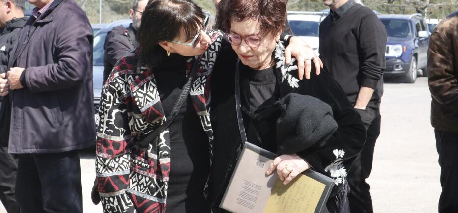 Κηδεία Χρήστου Βαλαβανίδη: Συντετριμμένη η σύζυγός του, Ασπασία Κράλλη