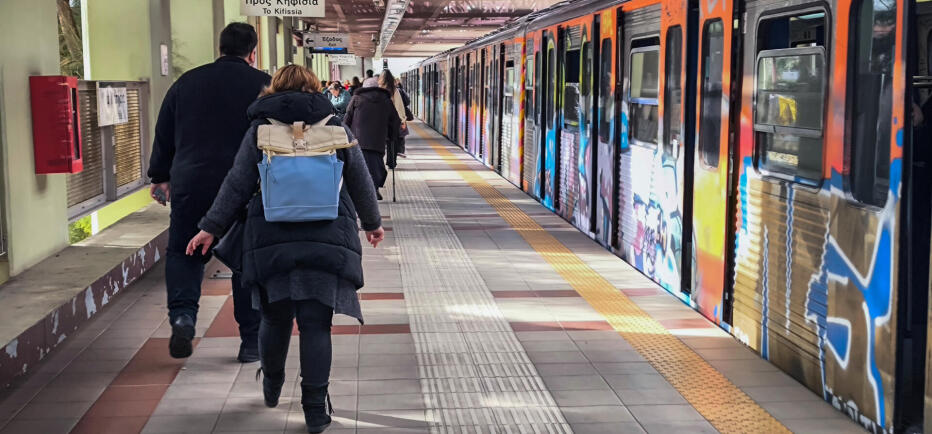 Πέταξαν πέτρες σε συρμό του Ηλεκτρικού - Τραυματίστηκαν τρεις επιβάτες