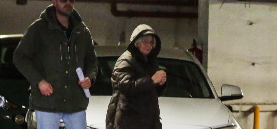 Με χειροπέδες η Ελένη Ζαρούλια οδηγείται στις φυλακές Θήβας