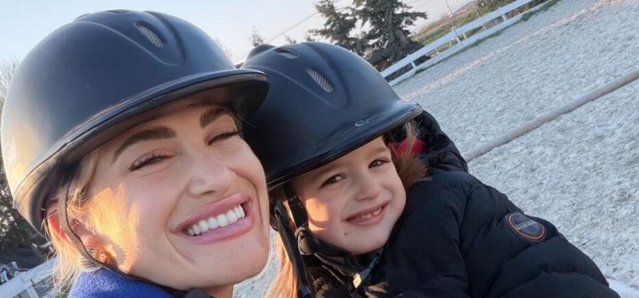 Ιωάννα Τούνη & Πάρης: Μαμά και γιος ξεκίνησαν μαθήματα ιππασίας