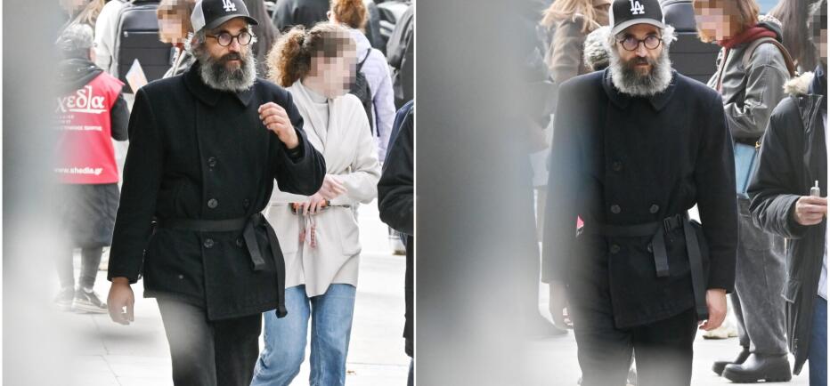 Άρης Σερβετάλης: Βόλτα στην Αθήνα με καπέλο και total black look