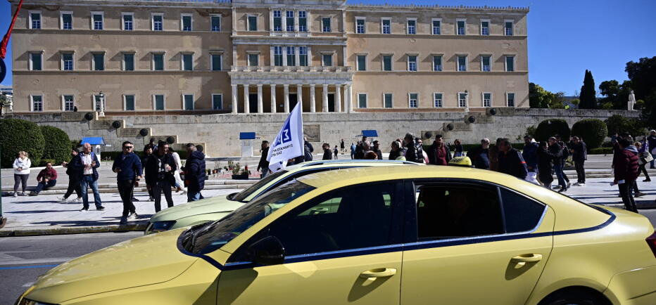 Απεργία διαρκείας από την Τρίτη για τα ταξί