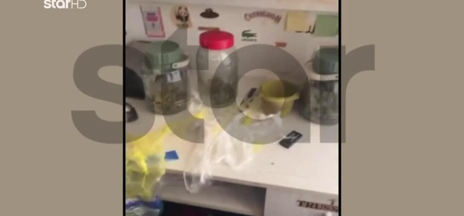 Mάνδρα: Βίντεο με αστυνομικούς να εντοπίζουν ναρκωτικά σε διαμέρισμα