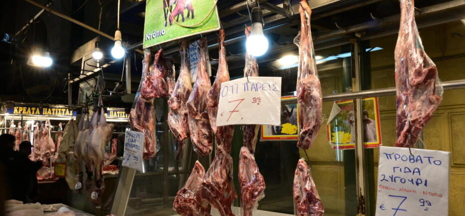 Ξεφεύγουν οι τιμές για το Πάσχα - Στα 16 ευρώ το κιλό κατσίκι και αρνί