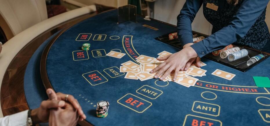 Γιατί η Ελλάδα απαιτεί τέλος άδειας 2 εκατ. για διαχειριστές online καζίνο