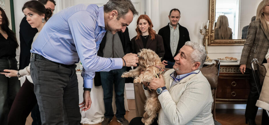 Μητσοτάκης: Συνάντησε Τους Έλληνες Που Επαναπατρίστηκαν Από Τη Μέση Ανατολή