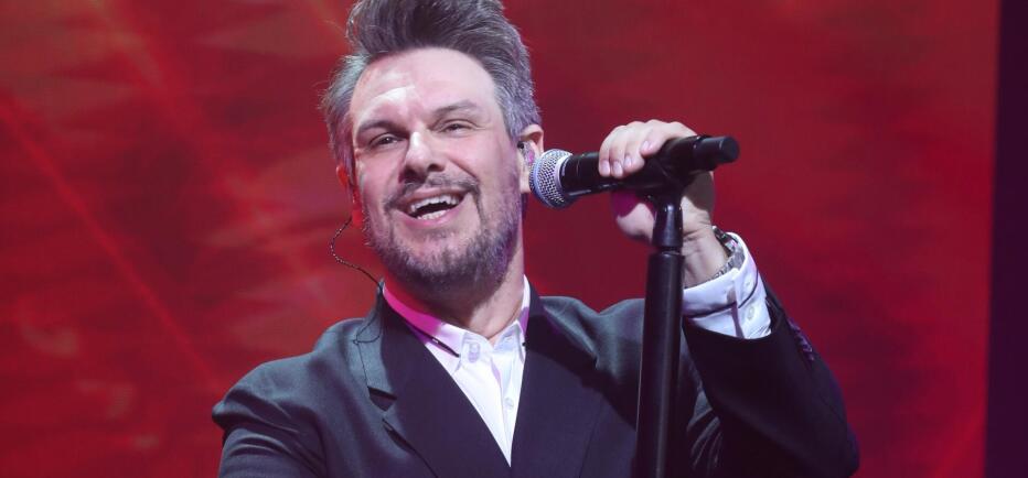 «Ξέρεις Πολλούς;»: Η νέα επιτυχία του Πάνου Κιάμου με άρωμα σύγχρονου έρωτα