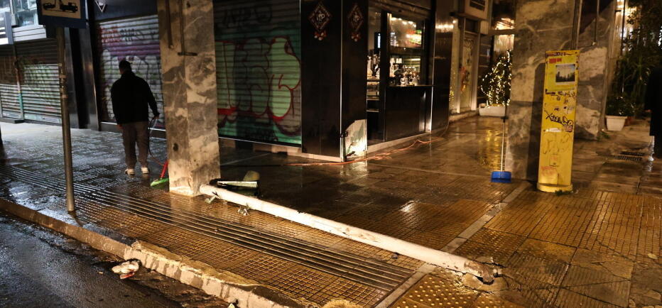 Αυτοκίνητο έπεσε σε καφετέρια στη Σόλωνος - Ένας τραυματίας