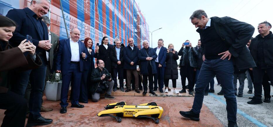 Τι είπε ο Μητσοτάκης σε σκύλο – ρομπότ για τον…  Πίνατ!