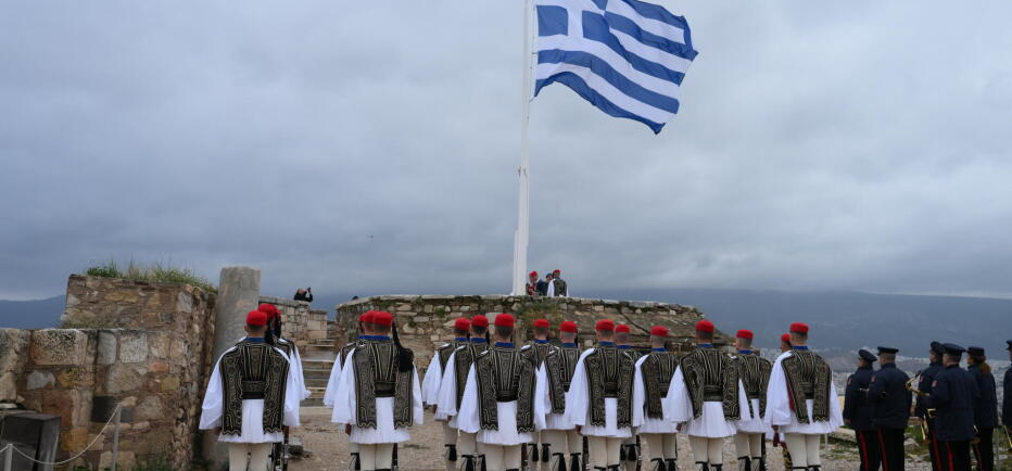25η Μαρτίου:  Με περηφάνια υψώθηκε η ελληνική σημαία στην Ακρόπολη
