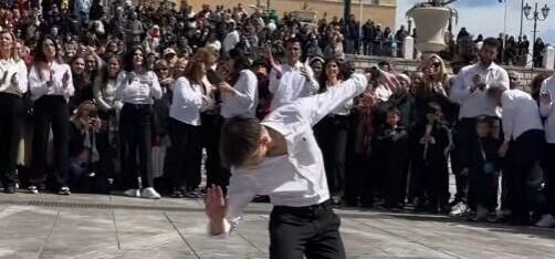 Το viral ζεϊμπέκικο νεαρού χορευτή στο Σύνταγμα την 25η Μαρτίου