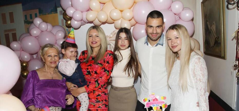 Η Τάρια Μπούρα σε μια λαμπερή γιορτή με τα παιδιά και τα εγγόνια της