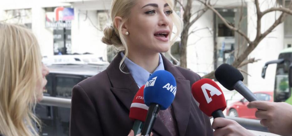 Ιωάννα Τούνη: Η φωτογραφία έξω από τη δικαστική αίθουσα