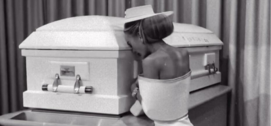 Ιnfluencer ανήρτησε φωτογραφίες με το φέρετρο της κόρης της που αυτοκτόνησε