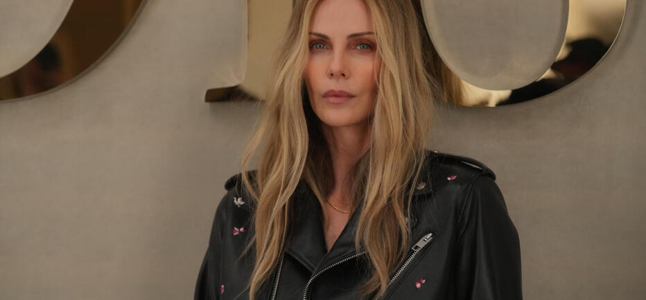 Σαρλίζ Θερόν: Μαγνήτισε τα βλέμματα στα 50 της με καυτό μπικίνι στη Χαβάη