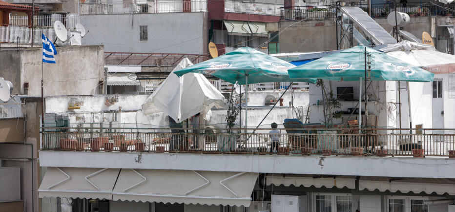 Αμπελόκηποι: Βρήκαν στάβλο με κότες και κατσίκες σε ταράτσα κτιρίου!