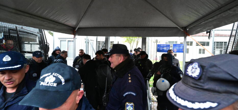 Δίκη Τέμπη: Φωνές και γιουχαΐσματα - «Ντροπή», φωνάζουν οι συγγενείς