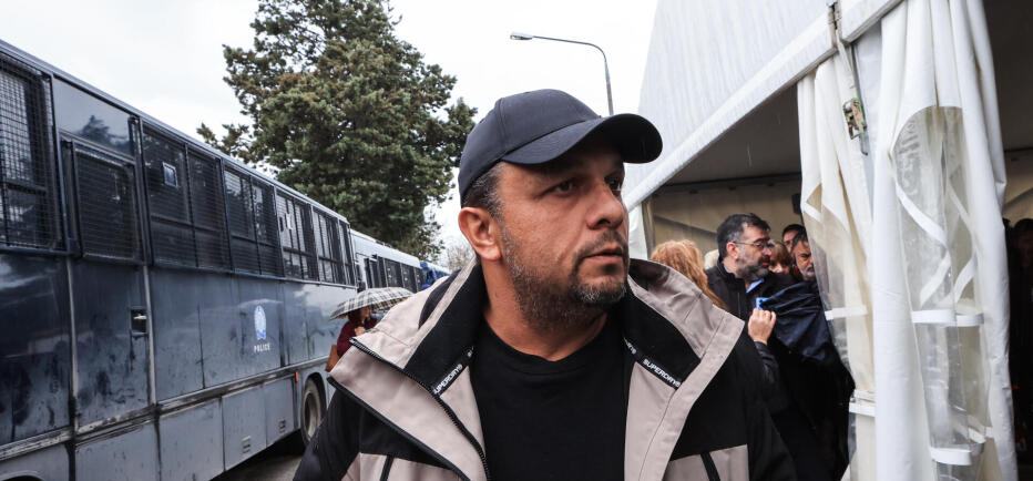 Δίκη Τέμπη: Με ασθενοφόρο έφυγε ο Πάνος Ρούτσι από το δικαστήριο