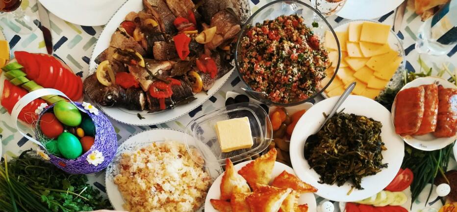 Διατροφολόγος επισημαίνει τι πρέπει να προσέχουμε στο πασχαλινό τραπέζι