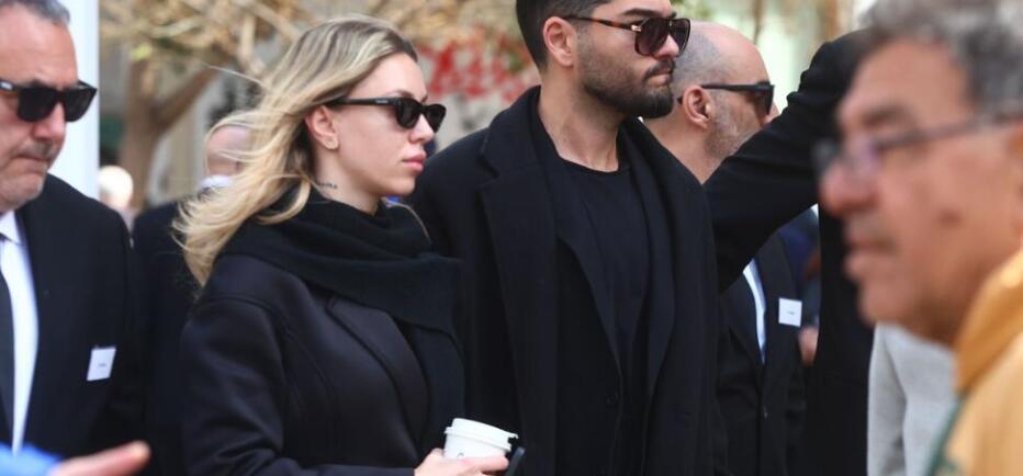 Καληφώνη: Αντιδράσεις για τον καφέ στο χέρι στην κηδεία της Μαρινέλλας