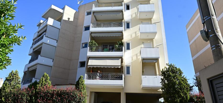 27χρονη έπεσε δύο φορές από τον 4ο όροφο