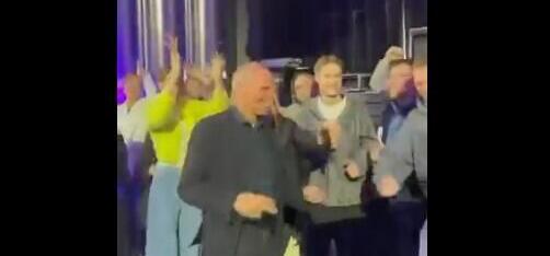 Viral ο Βαρουφάκης: Χορεύει στη Ρωσία τέκνο κομμάτι με το όνομά του